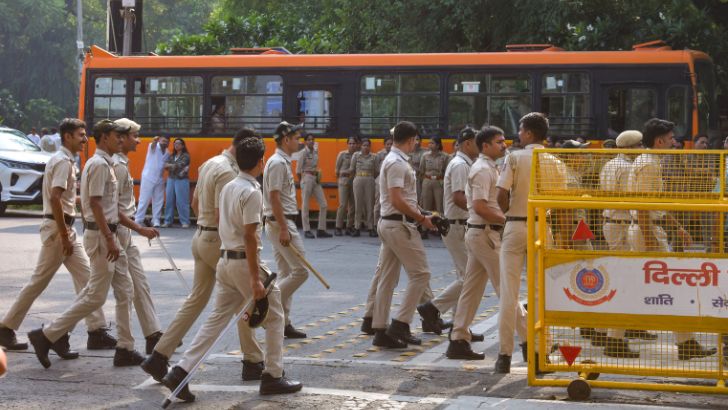 https://www.salarnews.in/public/uploads/images/newsimages/maannewsimage15102026_164039_delhi police.jpg